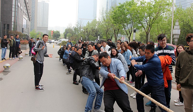 yl6809永利集团工会组织进行春季拔河角逐