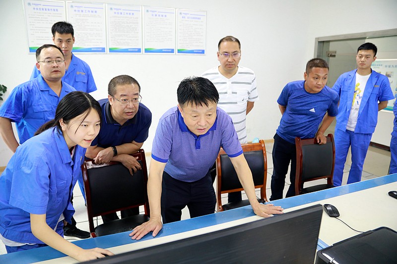 熊良虎在镇安污水处置厂调研时指出：以守护人民人民喝上干净的水、安心的水为启程点，助力打好碧水保卫战