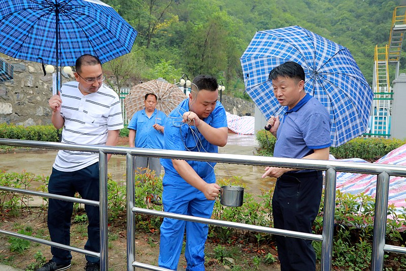 熊良虎在镇安污水处置厂调研时指出：以守护人民人民喝上干净的水、安心的水为启程点，助力打好碧水保卫战