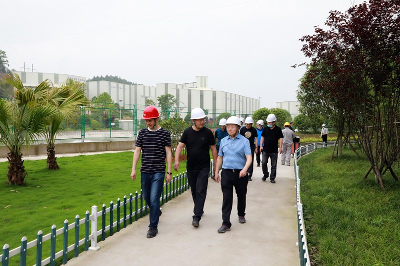 熊良虎在沉庆市中科大业集团调查时强调：对峙生态优先战术，想好生态经、走好扶贫路