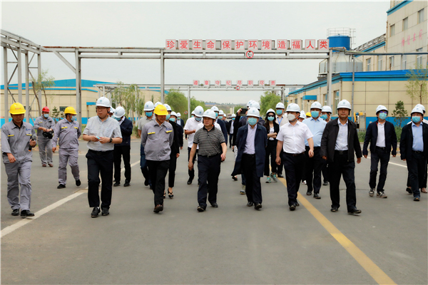 yl6809永利集团复工复产促增长项目观摩会议与会人员走进大秦国源三秦环保秦国园区在榆项目