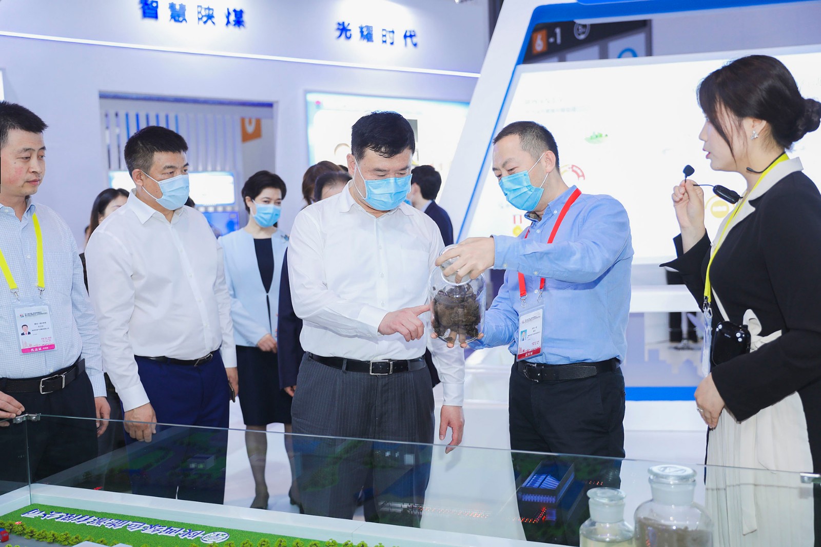 副省长魏建锋光临yl6809永利集团丝博会展区巡展