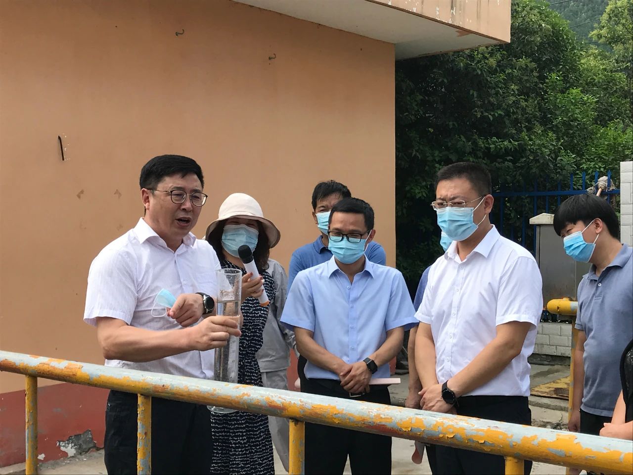 丹凤县政协主席周建政一行到丹凤县污水处置厂发展县域生态环境；ぷㄌ獾餮