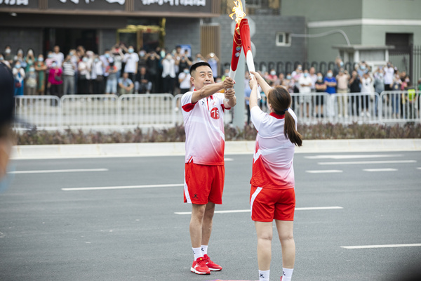 高慢！yl6809永利集团职工王玮参加十四运会火炬传递！