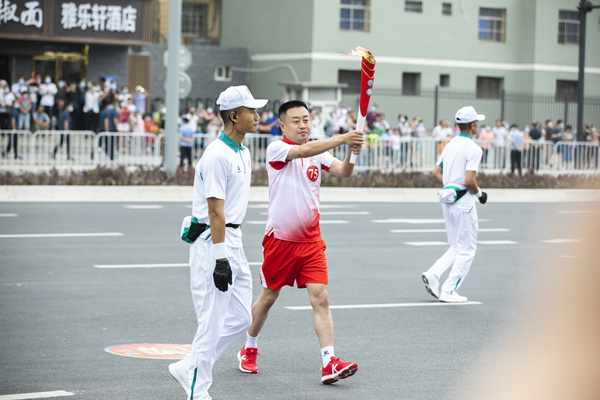 高慢！yl6809永利集团职工王玮参加十四运会火炬传递！