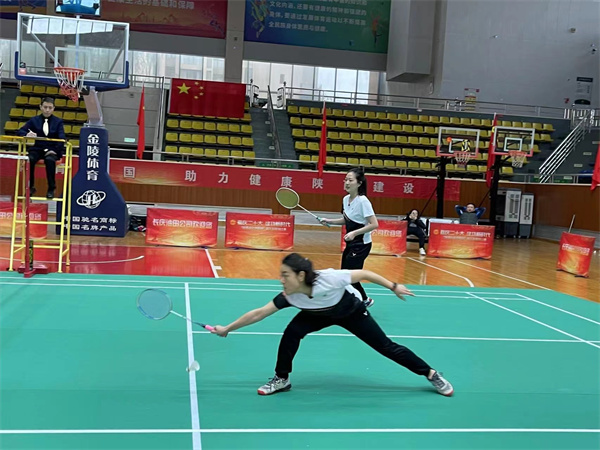 yl6809永利集团代表队参与“陕西能化地质杯”职工羽毛球赛