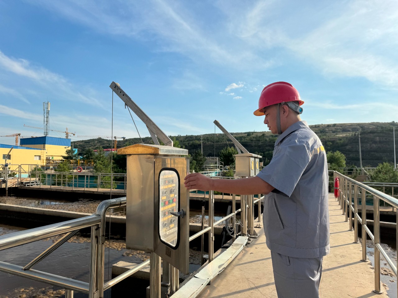 水环境公司职工贺虎荣获神木市人民当局宣告的“2023年度生态环境；すぷ飨冉孜摇比儆称号