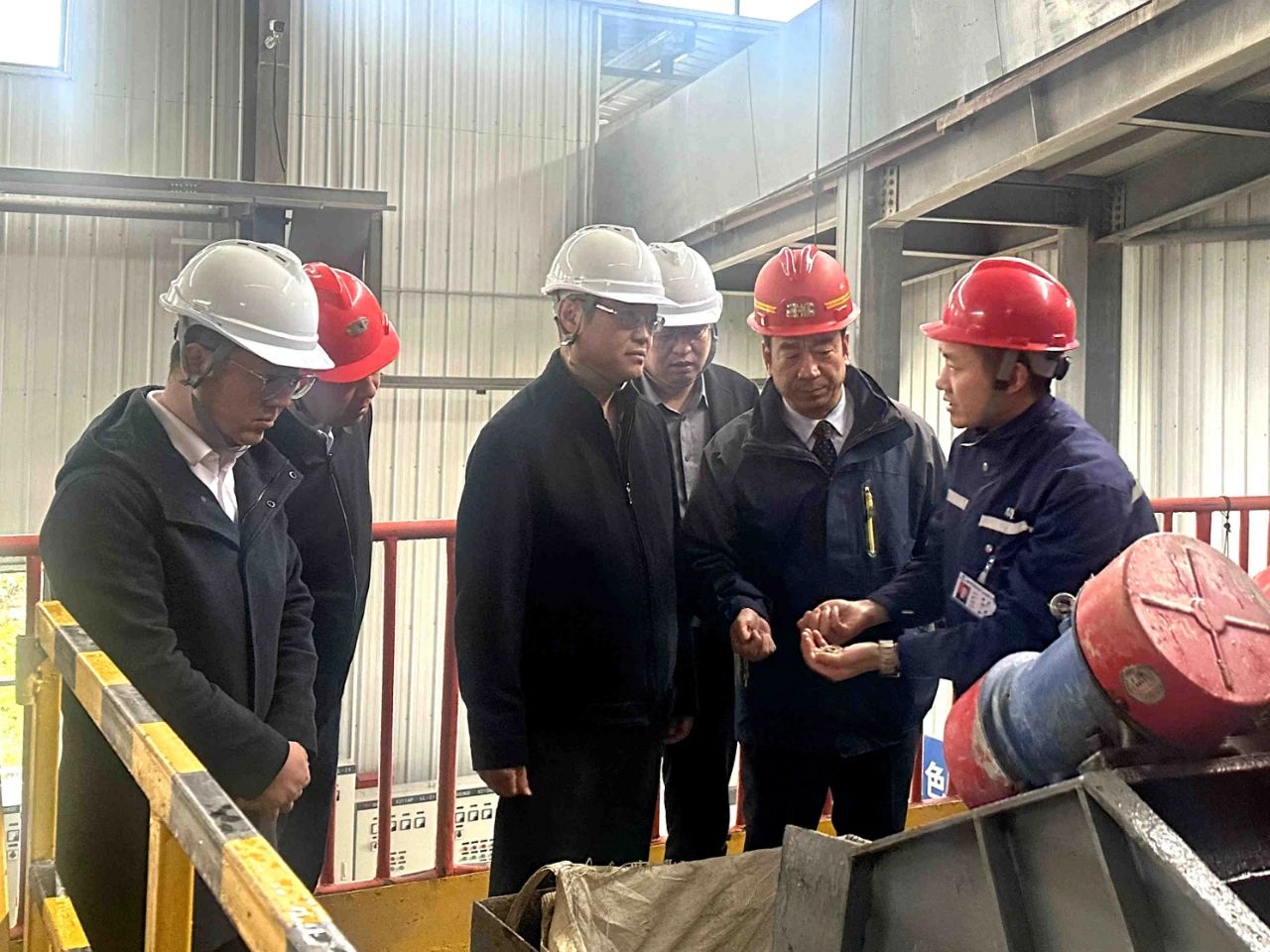 宋世杰赴水环境公司、鼎丰矿业公司项目一线调研