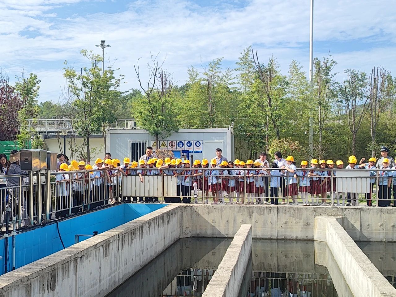 社会责任｜50余名师生走进水环境公司商南县污水处置厂索求污水治理“绿色密码”